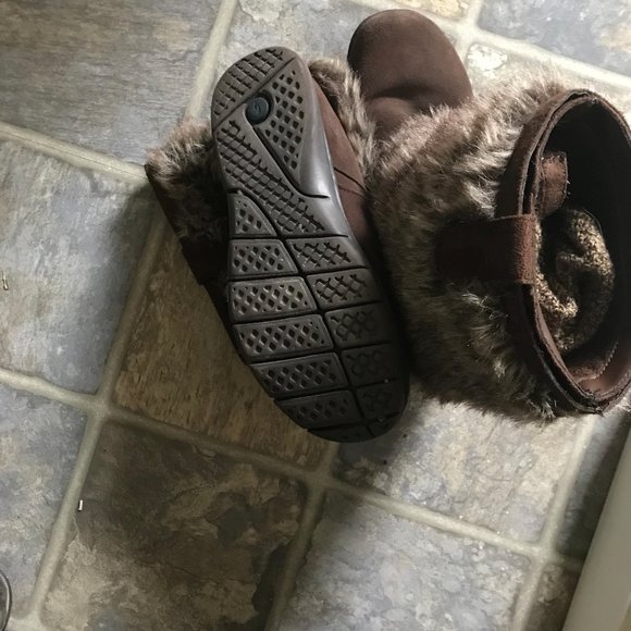 Brown suede boots - Picture 3 of 3